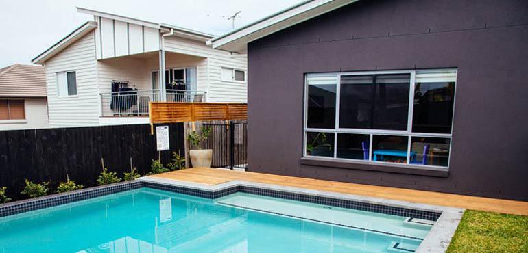 banner-pool-9-house-gate-window
