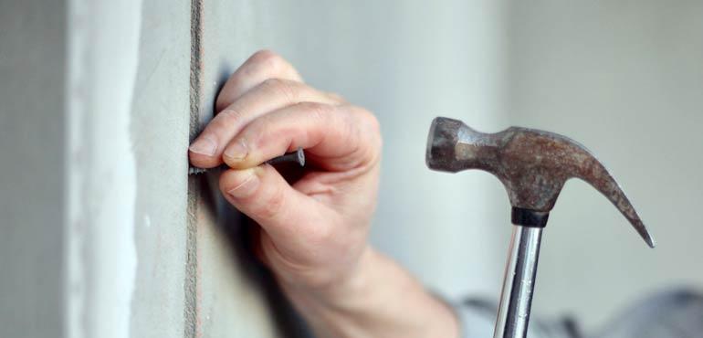 banner-licence-43-hammer-nail-hand